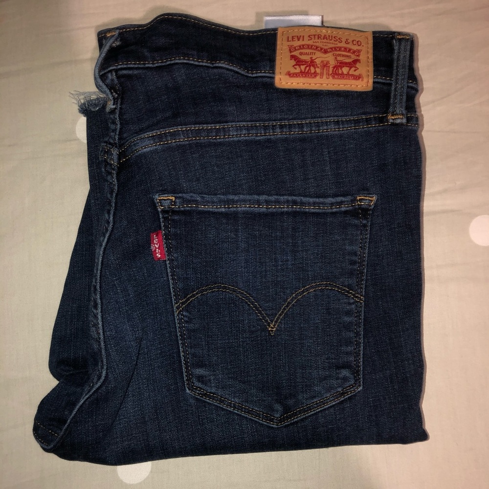 Levi’s woman’s size 31 sculpt skinny denim jeans.